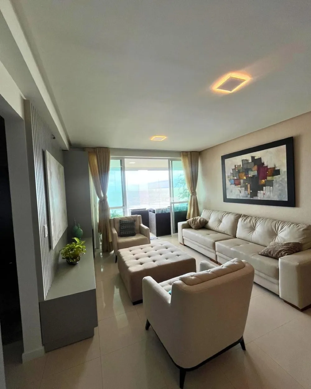 Luxuoso Apartamento à Venda – Vista Permanente para o Mar! 