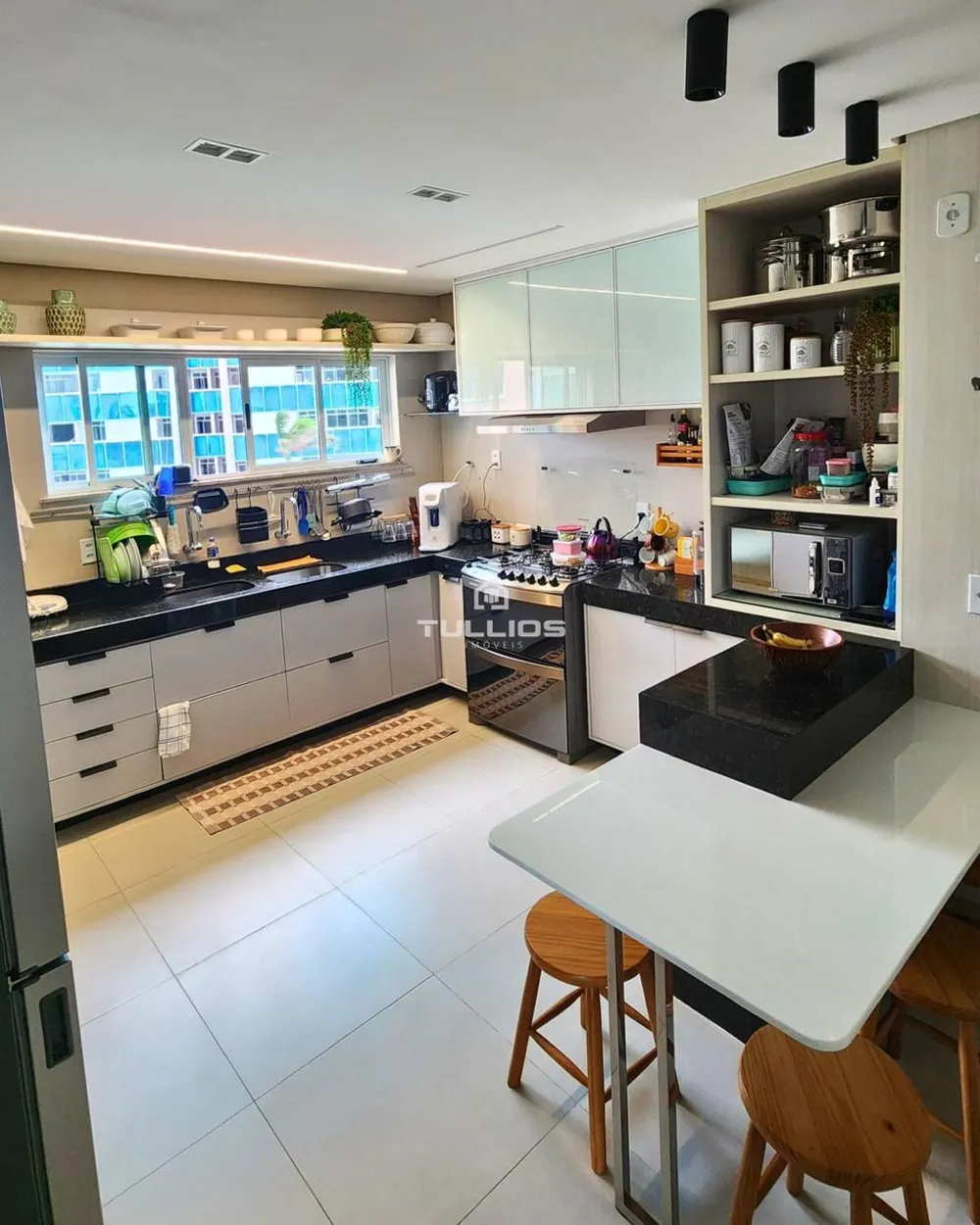 Apartamento na Ponta do Farol, com localização privilegiada e um padrão de conforto que impressiona.