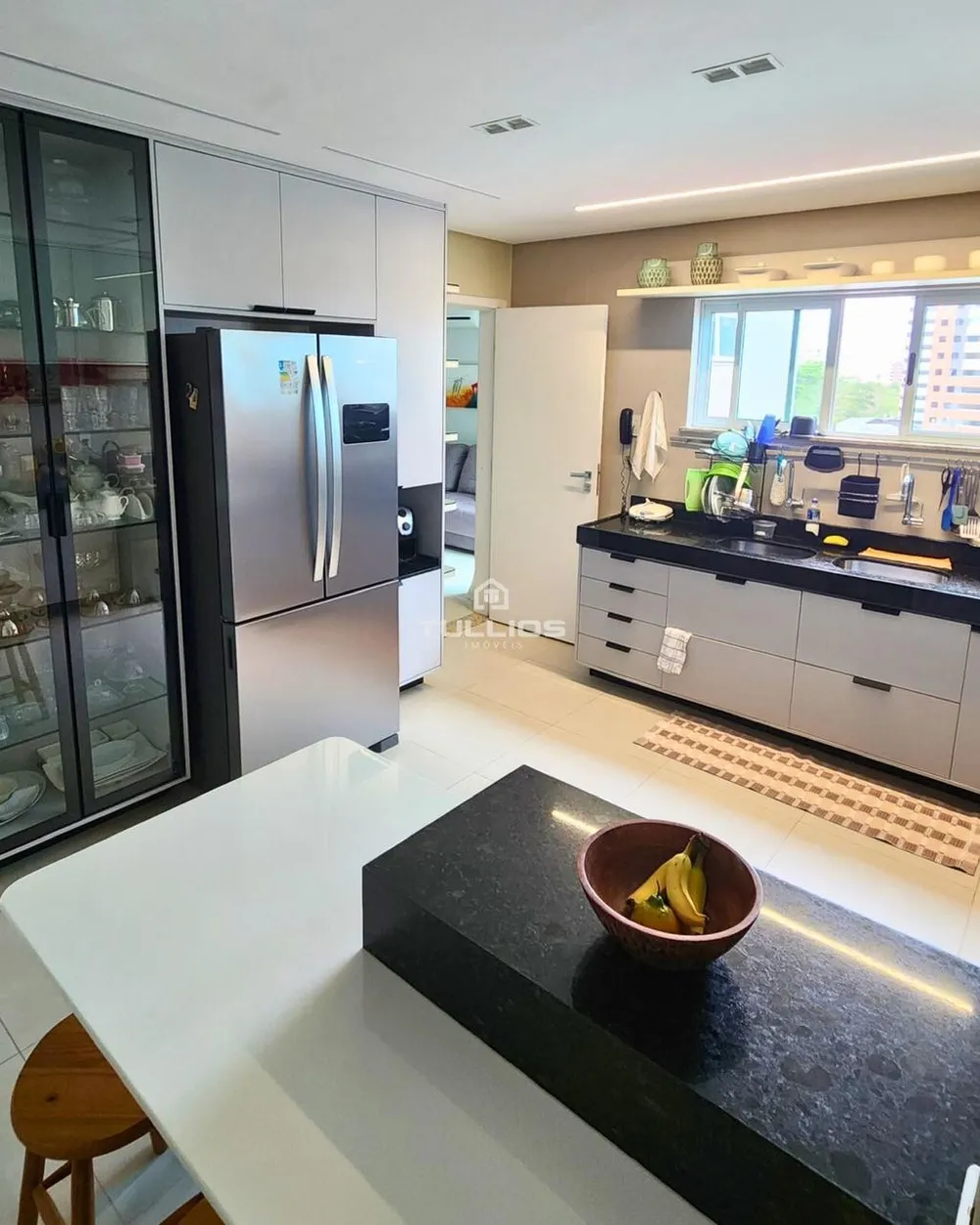 Apartamento na Ponta do Farol, com localização privilegiada e um padrão de conforto que impressiona.