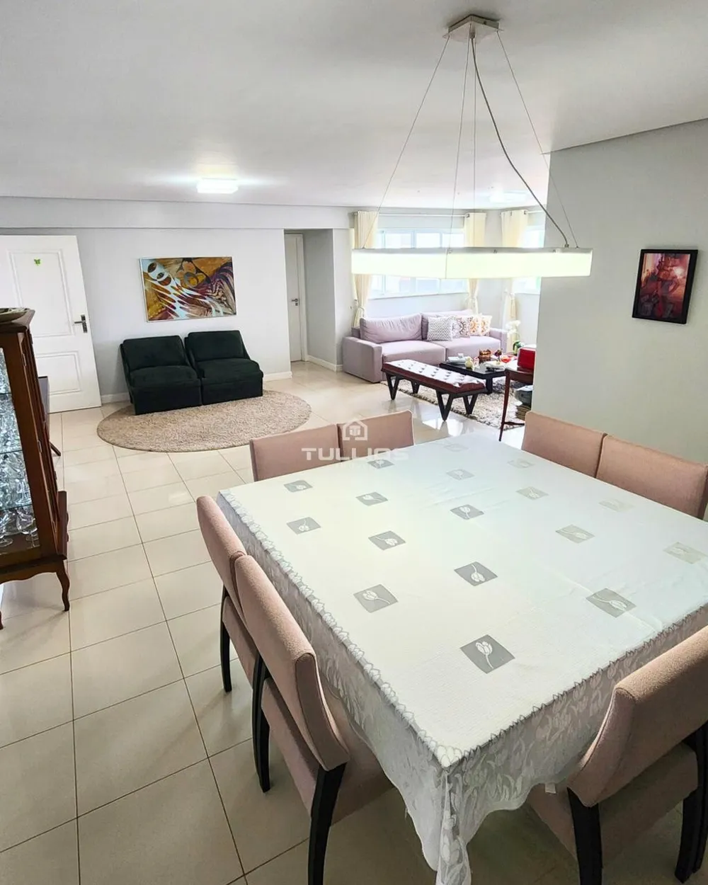 Apartamento na Ponta do Farol, com localização privilegiada e um padrão de conforto que impressiona.