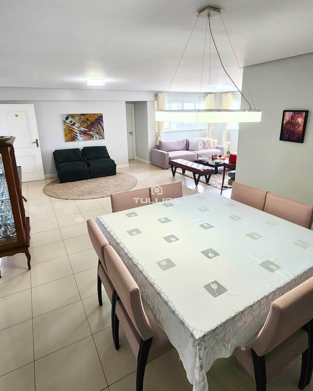 Apartamento na Ponta do Farol, com localização privilegiada e um padrão de conforto que impressiona.