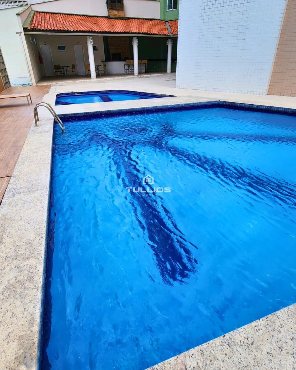 Apartamento na Ponta do Farol, com localização privilegiada e um padrão de conforto que impressiona.