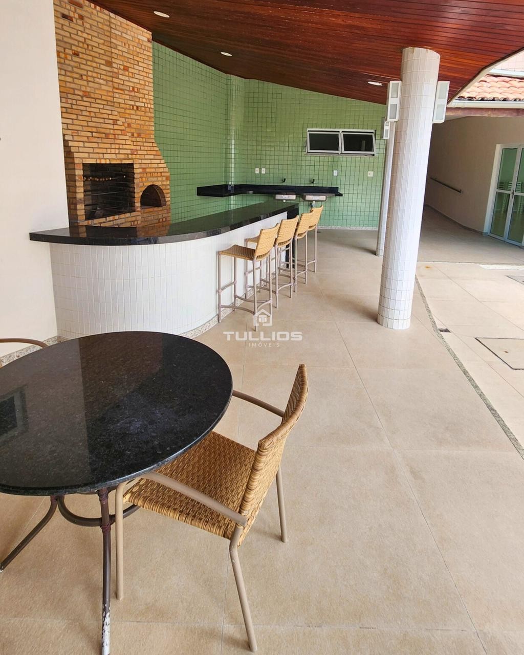 Apartamento na Ponta do Farol, com localização privilegiada e um padrão de conforto que impressiona.