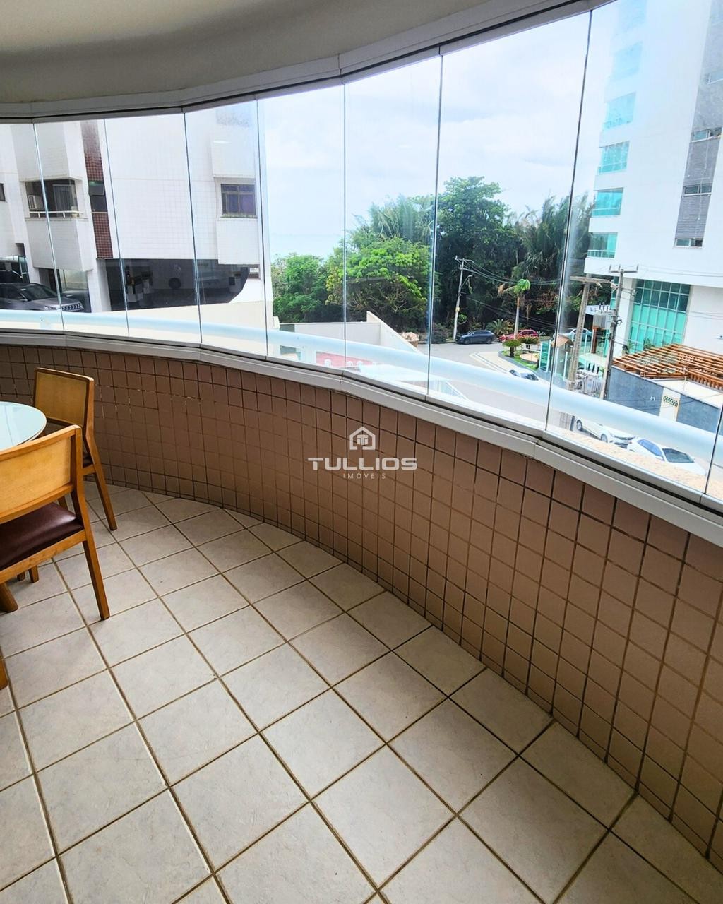 Apartamento na Ponta do Farol, com localização privilegiada e um padrão de conforto que impressiona.