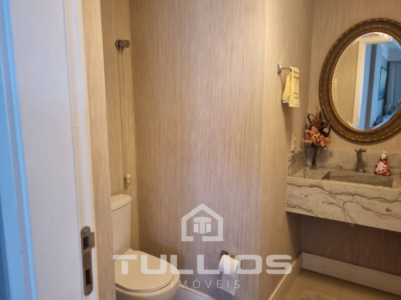 Viva com Luxo e Conforto à Beira-Mar: Apartamento de 299m² na Ponta D´Farol